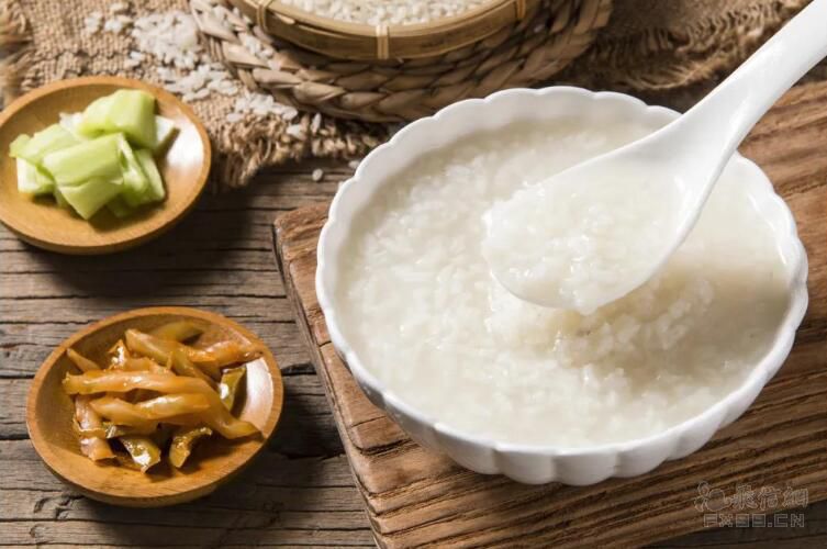 中年不发福！51岁景岗山紧身衣秀健硕身材